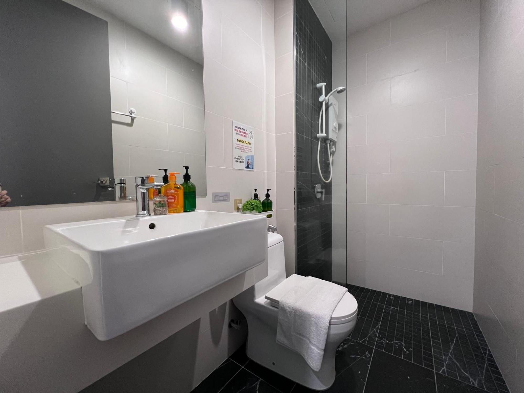 Apartment Fresh New Look Georgetown#skypoolcontemporarysuite George Town